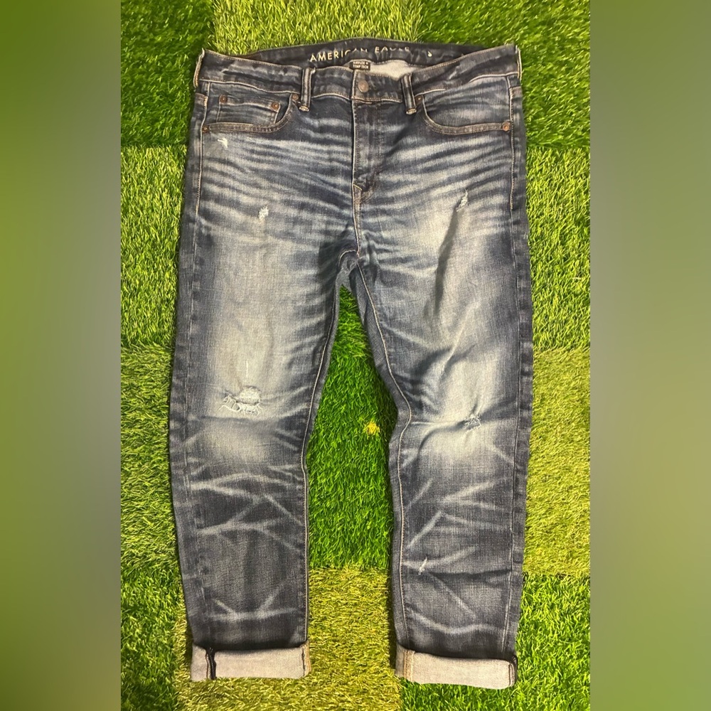 Men's American Eagle Distressed Blue Jeans with major stretch